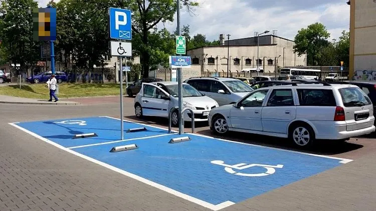 Czy na tak oznaczonym miejscu możesz dokonać postoju pojazdu, jeżeli przewozisz osobę niepełnosprawną legitymującą się kartą parkingową?